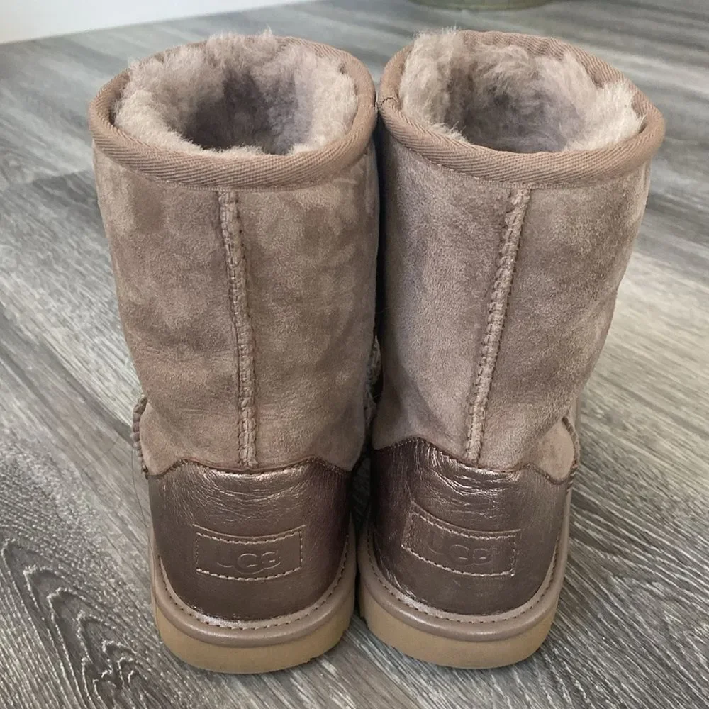 UGG Classic Short II Metallic Boots Leather Sheepskin Lining gently used
